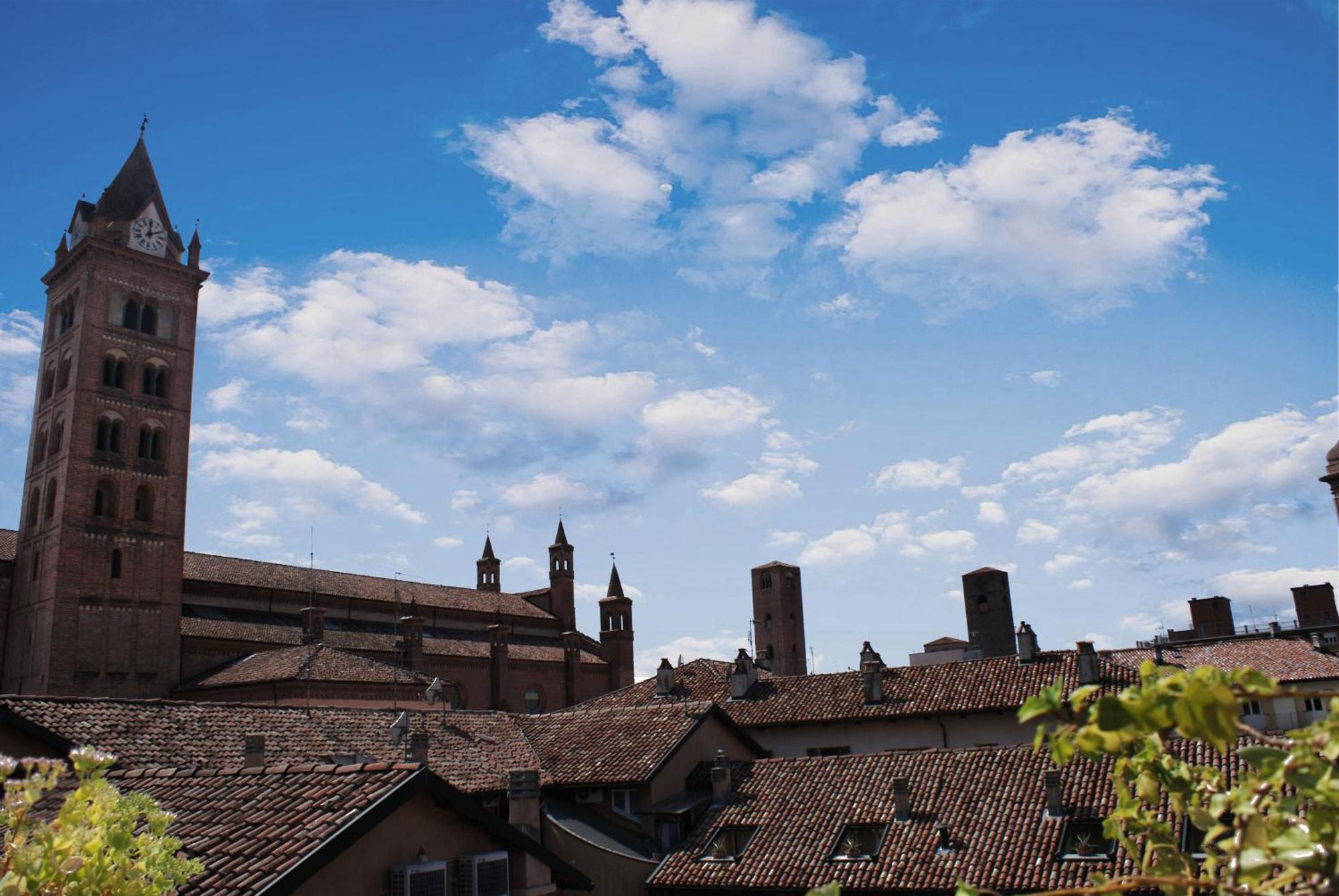 Casa Caroli, Charme E Comfort Nel Cuore Di Alba Exteriör bild