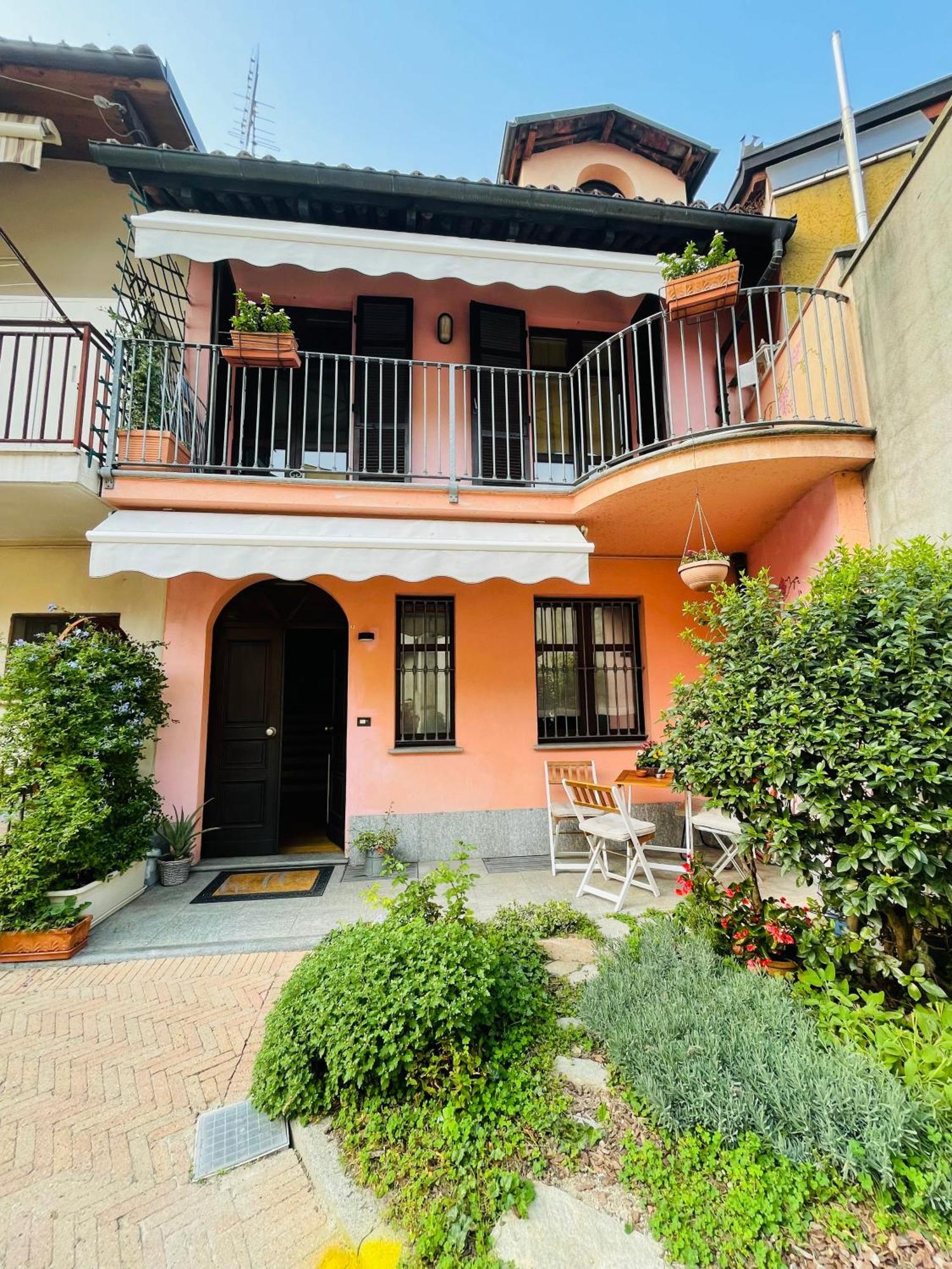 Casa Caroli, Charme E Comfort Nel Cuore Di Alba Exteriör bild