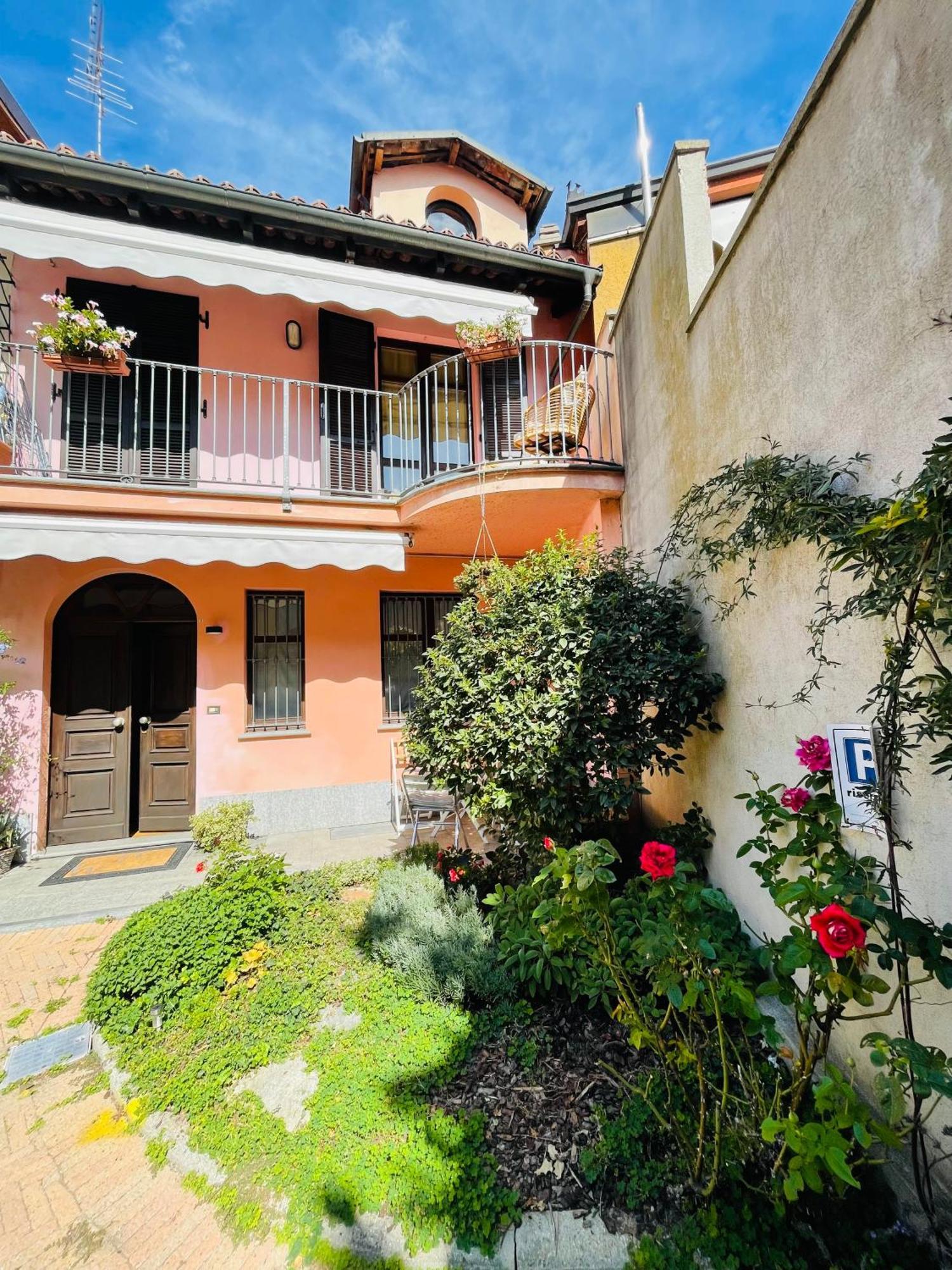 Casa Caroli, Charme E Comfort Nel Cuore Di Alba Exteriör bild